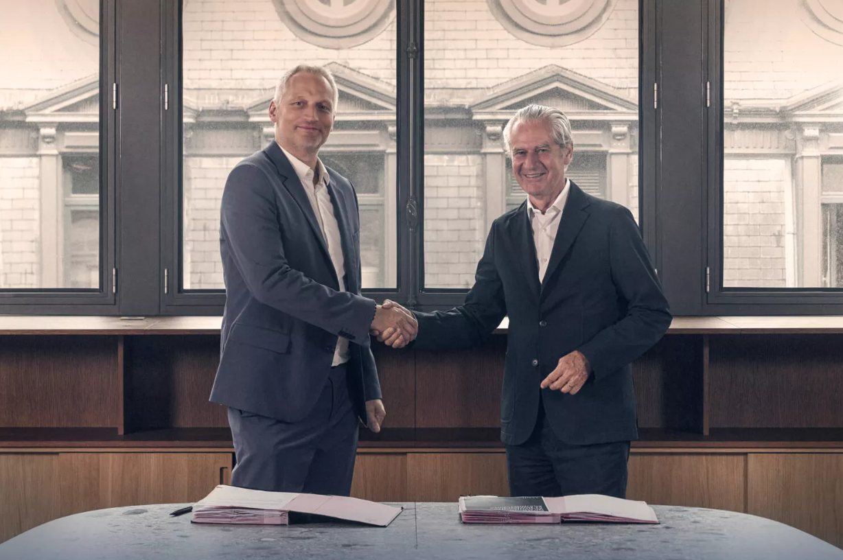 vlnr: Romain Barral, Chief Operating Officer van Verallia, en Frédéric Dufour, lid van het uitvoerend comité van Moët Hennessy en adjunct-directeur van MHCS 